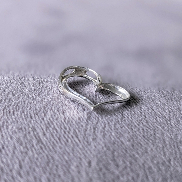 10K solid white gold diamond tilted heart pendant - Picture 7 of 11